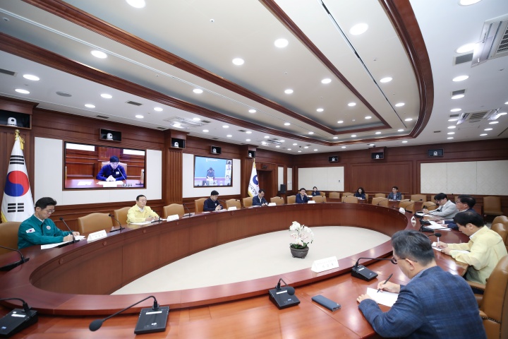 이상경 국토교통부 제1차관(가운데)이 8일 정부서울청사에서 열린 불법하도급 합동 단속 관계기관 회의에서 지자체·공공기관·유관 부처 관계자들과 단속 계획을 점검하고 있다. (국토교통부 제공)