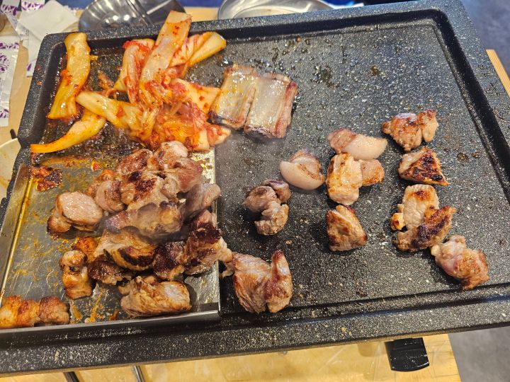 아들이 쏘는 고기. 사장님 역시 대학 방학 기간임에도 소비쿠폰 덕분에 방문자가 꾸준한 것 같다며 기뻐하셨다.