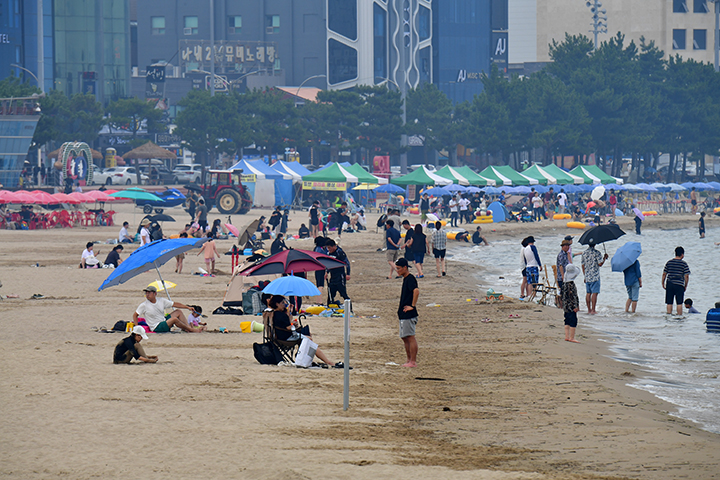 경북 포항시 북구 영일대해수욕장에서 피서객들이 더위를 식히고 있다. 2025.8.3 (ⓒ뉴스1, 무단 전재-재배포 금지)