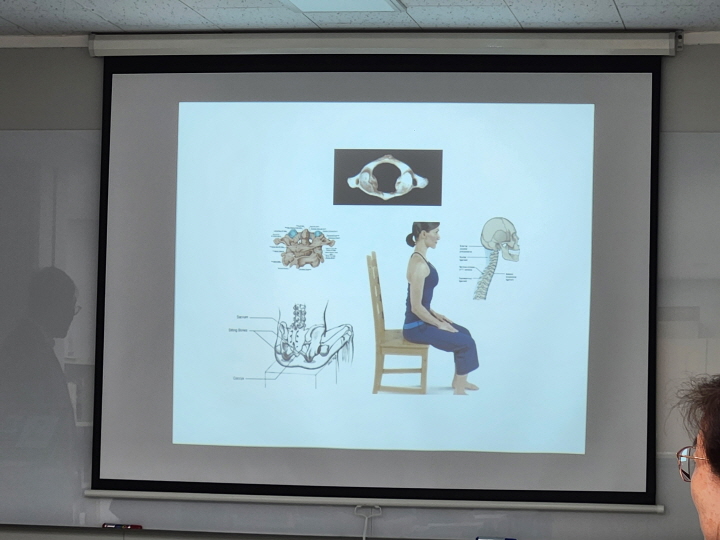 의자에 앉을 때 좌골로 앉으면서 허리와 등을 곧게 편 상태여야 한다.