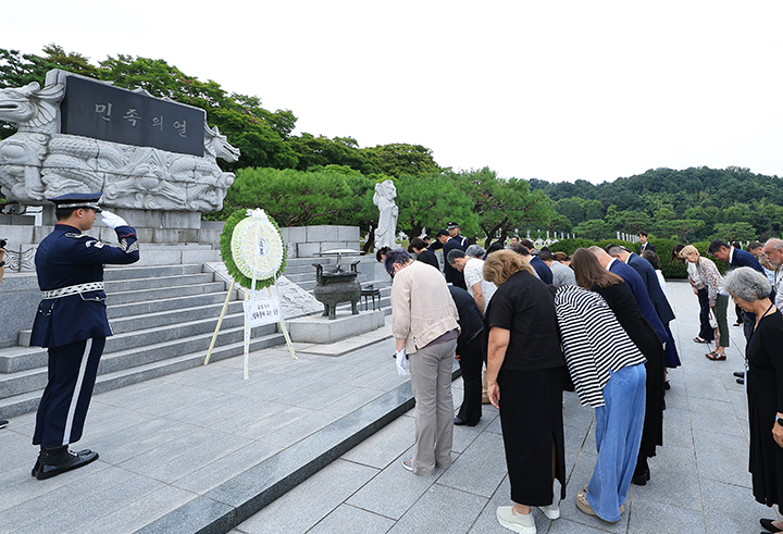 광복 80주년을 맞아 방한한 미국을 비롯한 6개국에 거주 중인 독립유공자 후손들이 11일 오후 서울 동작구 국립서울현충원 독립유공자묘역을 찾아 참배하고 있다. 2025.8.11 (ⓒ뉴스1, 무단 전재-재배포 금지)