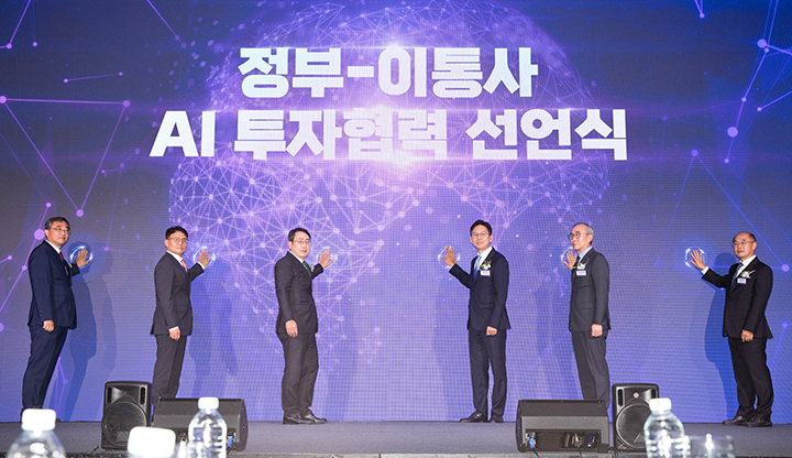 배경훈 과학기술정보통신부 장관이 12일 오후 서울 중구 웨스틴조선호텔에서 열린 '정부-이통사 AI 투자협력 선언식' 에서 기념촬영을 하고 있다. 왼쪽부터 유지상 KIF투자조합 투자운영위원장, 이철훈 LG유플러스 부사장, 유영상 SK텔레콤 대표, 배경훈 장관, 김영섭 KT 대표, 송재성 한국통신사업자연합회 상근부회장.(사진=과기정통부 제공)