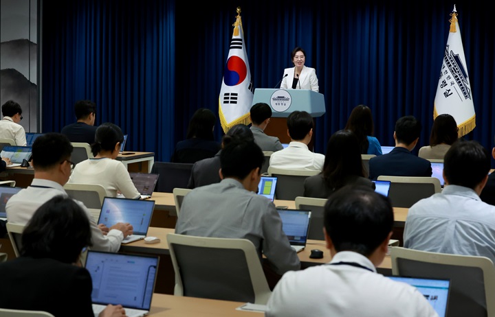 강유정 대통령실 대변인이 12일 서울 용산 대통령실 청사에서 한미 정상회담 개최 관련 브리핑 뒤 취재진의 질문에 답하고 있다. 2025.8.12(사진=저작권자(c) 연합뉴스, 무단 전재-재배포 금지)
