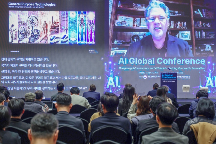 키스 스트리어(Keith Strier) AMD 수석 부사장이 25일 오후 서울 중구 롯데호텔에서 열린 'AI 글로벌 콘퍼런스'에서 화상을 통해 '소버린 AI의 다음 물결'(The Next Wave of Sovereign AI)을 주제로 발표를 하고 있다. 이날 행사는 AI 컴퓨팅 인프라와 AI 모델 경쟁력 확보를 위해 글로벌·국내 AI 기업의 전략적 협력을 논의하기 위해 마련됐다. 2025.3.25. (ⓒ뉴스1, 무단 전재-재배포 금지)