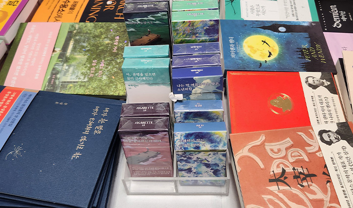 최근 도서들과 인기 책 소품을 모아두었다. 이곳에서 편하게 독서하는 손님도 있었고, 좋아하는 책을 쇼핑하듯 골라 담는 손님도 있었다.