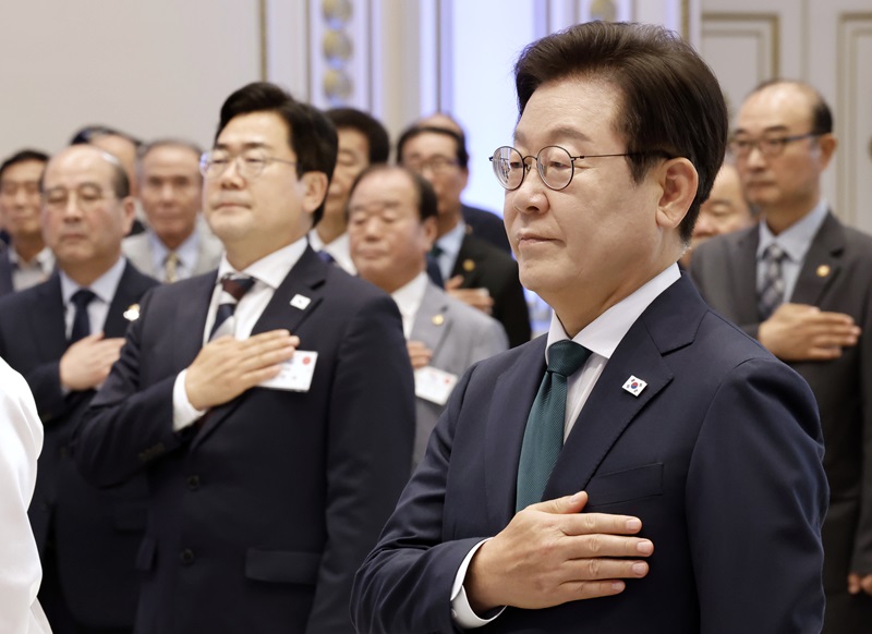 이재명 대통령이 14일 청와대 영빈관에서 열린 '광복 80주년, 대통령의 초대' 행사에서 참석자들과 국기에 경례하고 있다. 2025.8.14 [대통령실통신사진기자단](사진=저작권자(c) 연합뉴스, 무단 전재-재배포 금지)