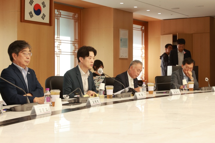 노용석 중소벤처기업부 차관이 14일 서울 중구 서울고용복지플러스센터에서 열린 '소상공인 회복 및 안전망 강화 제3차 간담회'에서 인사말을 하고 있다.(중소벤처기업부 제공)