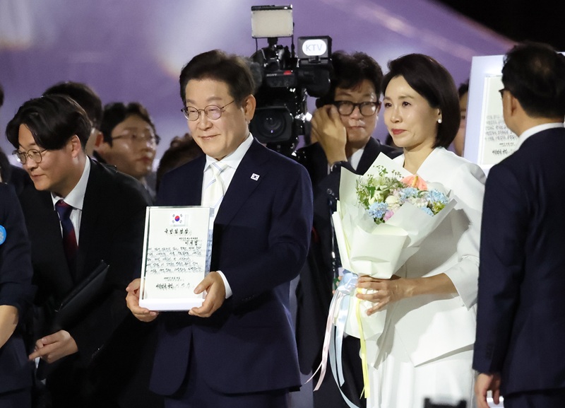 이재명 대통령이 15일 오후 서울 종로구 광화문광장에서 열린 '광복 80년, 국민 주권으로 미래를 세우다' 제21대 대통령 국민 임명식에서 국민 대표 80인이 참여한 임명장을 전달 받고 있다. 2025.8.15(ⓒ뉴스1, 무단 전재-재배포 금지)
