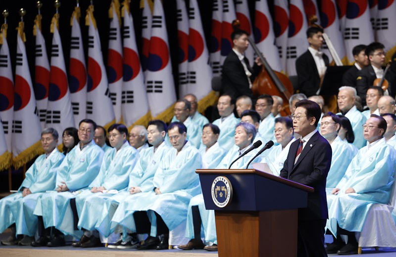 이재명 대통령이 15일 서울 세종문화회관에서 열린 80주년 광복절 경축식에서 경축사를 하고 있다. 2025.8.15 [대통령실통신사진기자단](사진=저작권자(c) 연합뉴스, 무단 전재-재배포 금지)