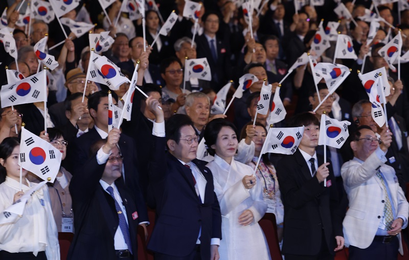 이재명 대통령과 김혜경 여사가 15일 서울 세종문화회관에서 열린 80주년 광복절 경축식에서 참석자들과 만세 삼창을 한 뒤 태극기를 흔들고 있다. 2025.8.15 [대통령실통신사진기자단](사진=저작권자(c) 연합뉴스, 무단 전재-재배포 금지)