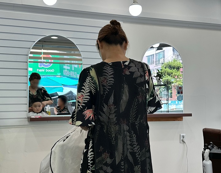 미용실에서 머리를 깎고 있는 모습