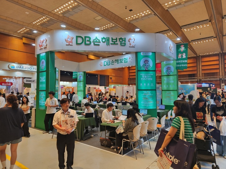 생필품뿐만 아니라 보험 등 다양한 반려동물 산업이 존재한다.