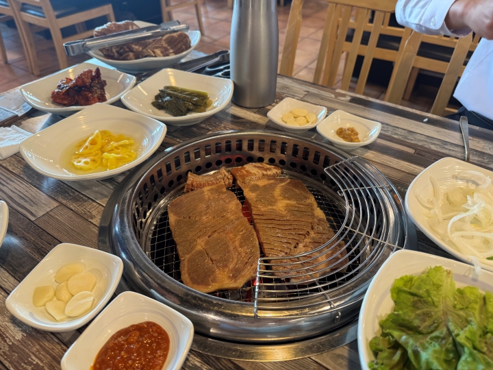 '예찬이네'에서 소비 쿠폰으로 가족 외식을 하고 있는 사진.