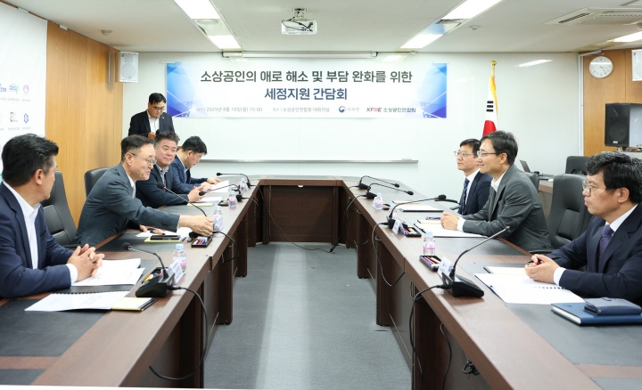 국세청은 소상공인연합회와 18일 연합회 대회의실에서 세정지원 간담회를 가졌다. (국세청 제공)