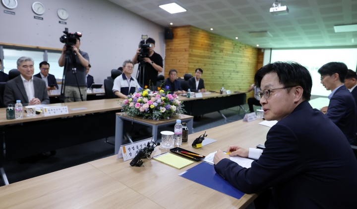 김정관 산업통상자원부 장관이 18일 충남 아산 디와이오토에서 열린 수출공급망 강화 금융지원 간담회에 참석해 인사말을 하고 있다.(ⓒ뉴스1, 무단 전재-재배포 금지)