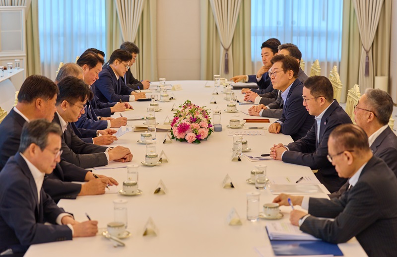 이재명 대통령이 19일 서울 용산 대통령실 청사에서 열린 경제단체 및 기업인 간담회에서 참석자들 발언을 듣고 있다. (사진=대통령실 제공)