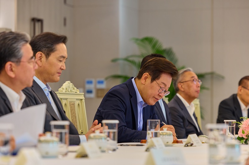 이재명 대통령이 19일 서울 용산 대통령실 청사에서 열린 경제단체 및 기업인 간담회에서 참석자의 발언을 메모하고 있다.(사진=대통령실 제공)