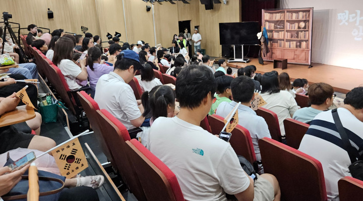 기대감에 부푼 어린이와 부모님들이 연극의 시작을 기다리고 있다.