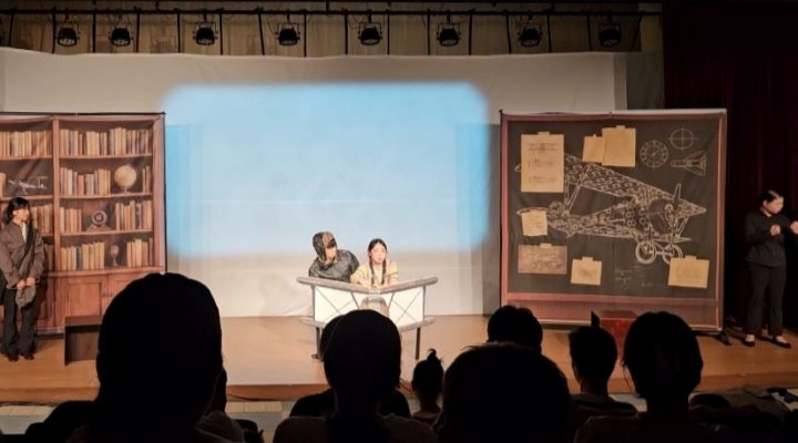 과거로 시간여행 간 지우는 안창남과 함께 비행기를 조종한다.