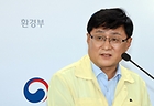 김성환 환경부 장관이 19일 정부세종청사 환경부 기자실에서 기후 위기로 심화하는 녹조 문제의 근원적 해결을 위해 연말까지 녹조 종합대책을 마련하겠다며 그 첫걸음으로 조류경보제에 대해 채수 위치를 조정하고 경보발령 일자를 채수 당일로 앞당기는 등 제도개선을 8월 말 즉시 추진한다고 밝히고 있다.(사진=저작권자(c) 연합뉴스, 무단 전재-재배포 금지)