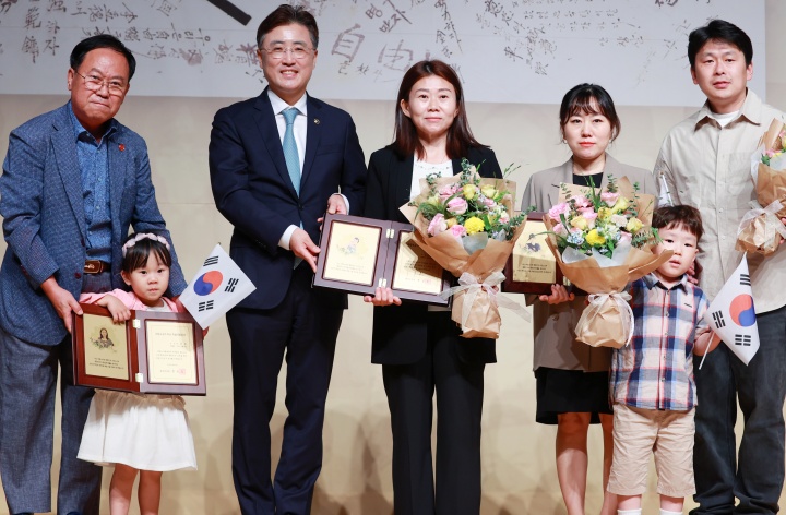 12일 오후 서울 용산구 백범김구기념관에서 열린 제80주년 광복절 기념 독립유공자 후손 대한민국 국적증서 수여식에서 이진수 법무부 차관과 이여송 독립유공자의 후손들이 기념촬영을 하고 있다. 2025.8.12. (ⓒ연합뉴스, 무단 전재-재배포 금지)
