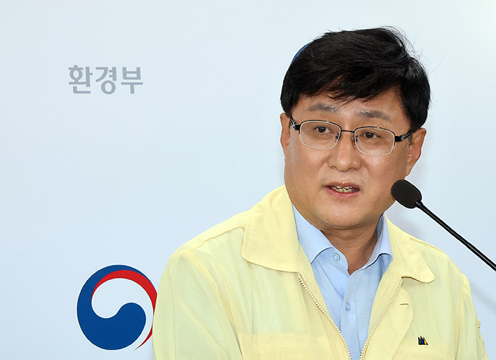김성환 환경부 장관이 19일 정부세종청사 환경부 기자실에서 기후 위기로 심화하는 녹조 문제의 근원적 해결을 위해 연말까지 녹조 종합대책을 마련하겠다며 그 첫걸음으로 조류경보제에 대해 채수 위치를 조정하고 경보발령 일자를 채수 당일로 앞당기는 등 제도개선을 8월 말 즉시 추진한다고 밝히고 있다.(사진=저작권자(c) 연합뉴스, 무단 전재-재배포 금지)