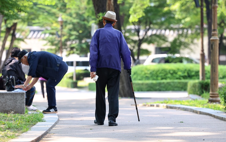 서울 종로구 탑골공원에서 한 어르신이 지팡이를 짚고 이동하고 있다.(ⓒ뉴스1, 무단 전재-재배포 금지)