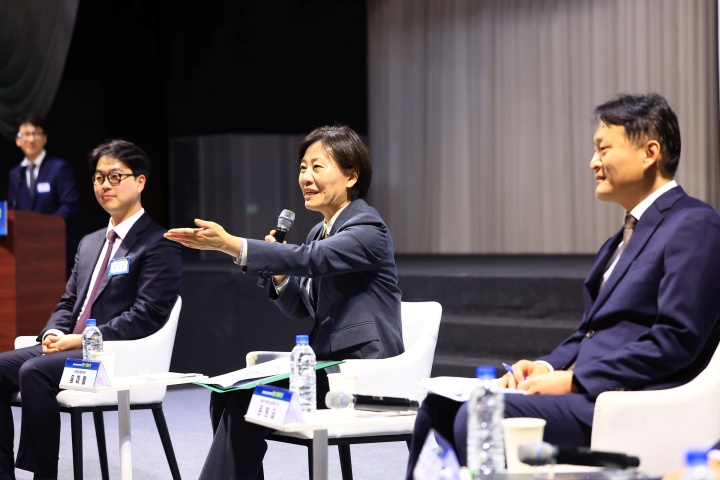 송미령 농림축산식품부 장관이 지난해 '농업·농촌·농산업의 미래 주역 청년들과의 소통 한마당'에서 청년들과 대화하고 있다. 20024.12.16. (ⓒ뉴스1, 무단 전재-재배포 금지)