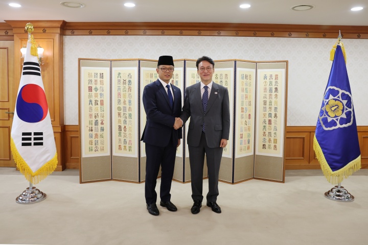 김민석 국무총리가 21일 서울 종로구 정부서울청사에서 수기오노 인도네시아 외교장관을 접견, 악수하며 기념 촬영하고 있다. 2025.8.21.(국무총리실 제공)