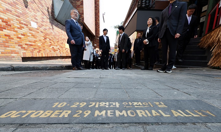 송기춘 이태원참사 특조위원장과 신규 임용 조사관들이 지난 4월 28일 오후 서울 이태원 해밀톤호텔 옆 '기억과 안전의 길'을 둘러보고 있다.(ⓒ뉴스1, 산업통상자원부 제공, 무단 전재-재배포 금지)