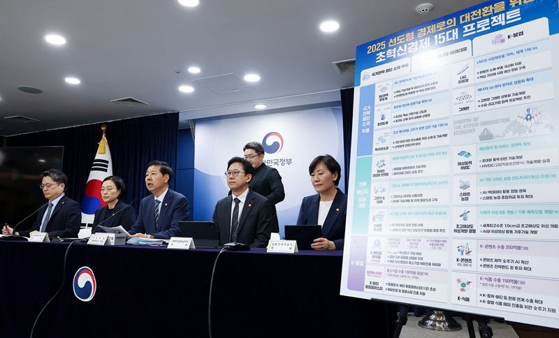구윤철 경제부총리 겸 기획재정부 장관이 22일 정부서울청사에서 열린 새정부 경제성장전략 관계부처 합동 브리핑에서 발언하고 있다. 왼쪽부터 문신학 산업통상자원부 1차관, 한성숙 중소벤처기업부 장관, 구 부총리, 배경훈 과학기술정보통신부 장관, 송미령 농림축산식품부 장관. 2025.8.22(사진=저작권자(c) 연합뉴스, 무단 전재-재배포 금지)