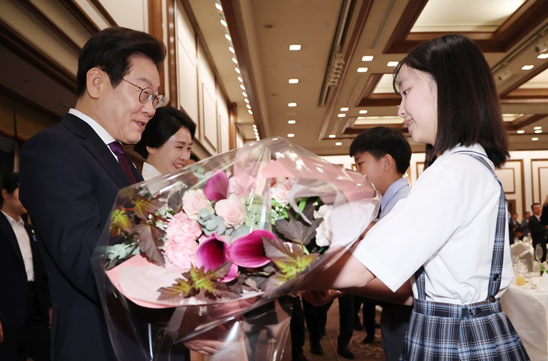 이재명 대통령과 김혜경 여사가 23일 일본 도쿄의 한 호텔에서 열린 재일동포 오찬 간담회에 참석해 화동으로부터 꽃다발을 받고 있다. 2025.8.23(사진=저작권자(c) 연합뉴스, 무단 전재-재배포 금지)