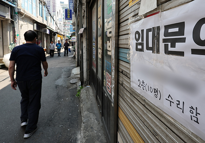 서울 중구 충무로의 한 상가에 임대 안내문이 붙어 있다. 2025.4.29 (ⓒ뉴스1, 무단 전재-재배포 금지)