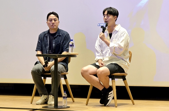 이큰별 감독, 이원일 다큐멘터리 PD가 이야기하고 있다.