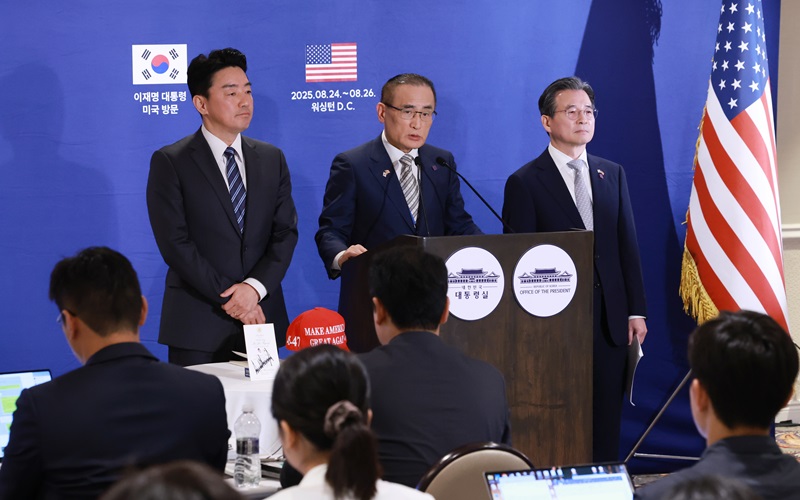 강훈식 대통령 비서실장(왼쪽부터), 위성락 국가안보실장, 김용범 정책실장이 25일(현지시간) 미국 워싱턴DC의 한국프레스센터가 마련된 호텔에서 이재명 대통령과 도널드 트럼프 미국 대통령의 한미정상회담 관련 브리핑을 하고 있다. 2025.8.25(사진=저작권자(c) 연합뉴스, 무단 전재-재배포 금지)