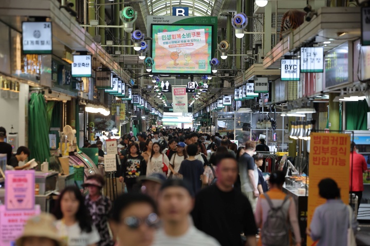 서울 마포구 망원시장에 사람들이 몰려드는 모습.2025.8.24. (ⓒ연합뉴스, 무단 전재-재배포 금지)