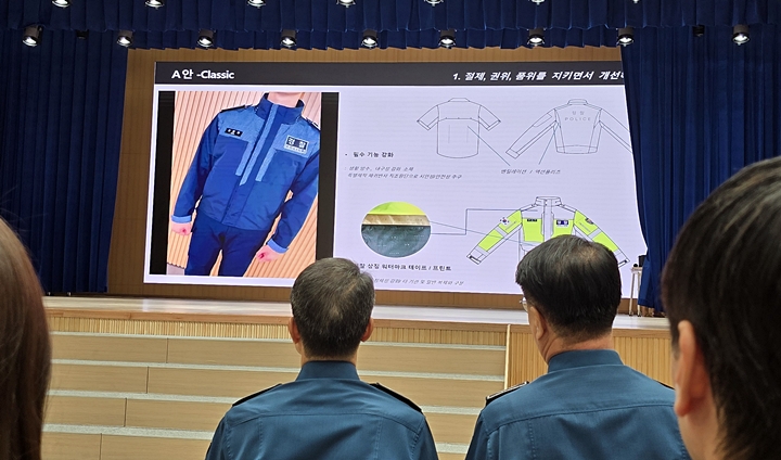 관련된 자료를 보며 자세한 설명을 들었다.