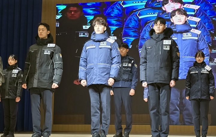 색상 등 곳곳이 다른 A 안과 B 안 점퍼.