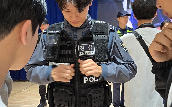 품평회 시작 전, 평가단들은 시제품을 직접 착용한 경찰관과 대화를 나눌 수 있었다.