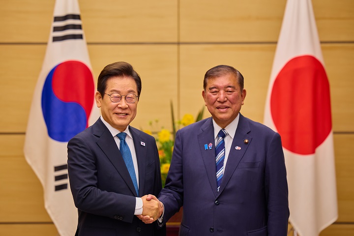 이재명 대통령과 이시바 시게루 일본 총리가 지난 23일(현지시간) 일본 도쿄 총리 관저에서 소인수 정상회담에 앞서 기념촬영을 하고 있다.(ⓒ뉴스1, 무단 전재-재배포 금지)