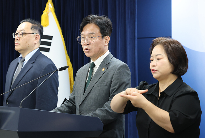 김영훈 고용노동부 장관이 서울 종로구 정부서울청사에서 노동조합 및 노동관계조정법 개정안 관련 브리핑을 하고 있다. 2025.7.29 (ⓒ뉴스1, 무단 전재-재배포 금지)