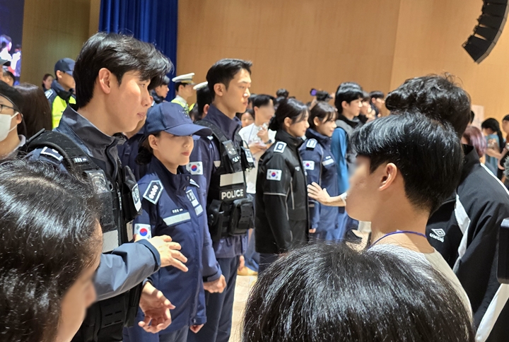 평가단들이 궁금한 내용을 물어보고 세세한 부분까지 살펴보고 있다.