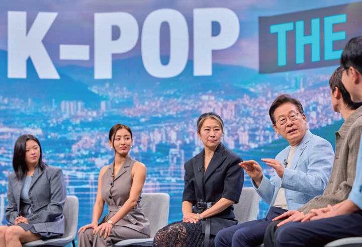 8월 20일 K-Pop: The Next Chapter에 출연한 이재명 대통령이 케이팝 데몬 헌터스 OST를 부른 트와이스 멤버 정연·지효, 연출자 매기 강 감독과 대화를 나누고 있다. 사진 대통령실