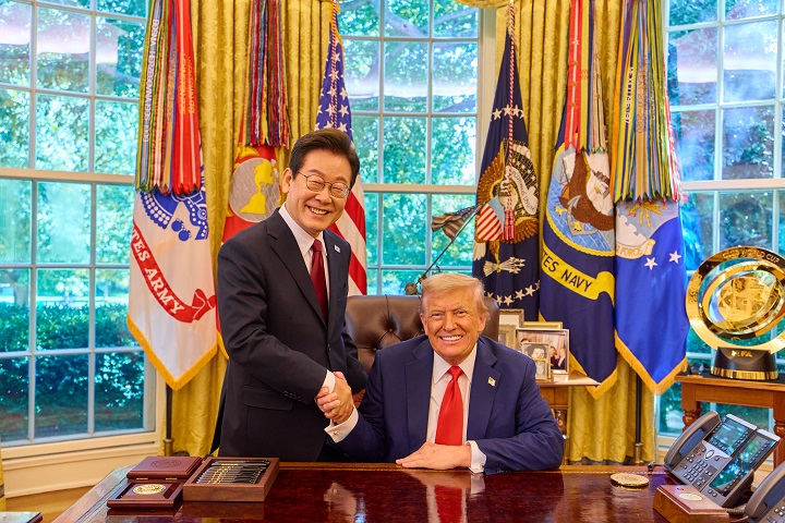 이재명 대통령이 지난 25일(현지시간) 미국 워싱턴 DC 백악관에서 열린 한미 정상회담을 마친 후 도널드 트럼프 미국 대통령과 악수하고 있다.(ⓒ뉴스1, 무단 전재-재배포 금지)