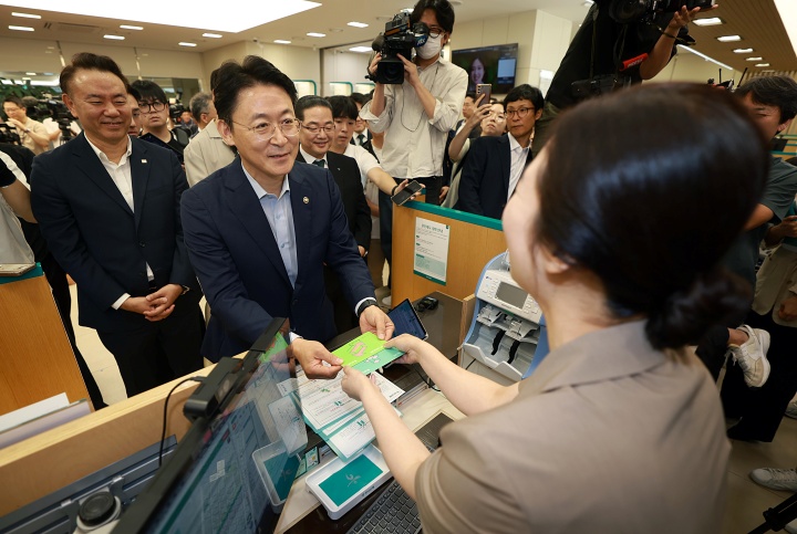 권대영 금융위원회 부위원장이 1일 오전 예금보호한도 1억원 시행 첫 날 서울 중구 하나은행 본점 영업점을 방문해 직접 시연 및 소상공인 예금자가 직접 예금상품에 가입하면서 예금자 보호제도에 대한 은행 직원의 설명을 청취했다.(사진=금융위원회 제공)