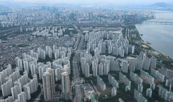 서울 송파구 롯데월드타워 스카이전망대에서 바라본 아파트 단지.2024.7.30(ⓒ뉴스1, 무단 전재-재배포 금지)