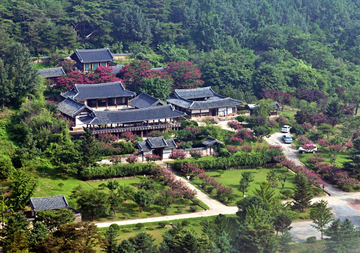 안동 병산서원. 안동 병산서원과 만대루에서 발생한 촬영 훼손 사례가 계기가 되어 표준 가이드라인이 마련됐다. (출처=국가유산청)