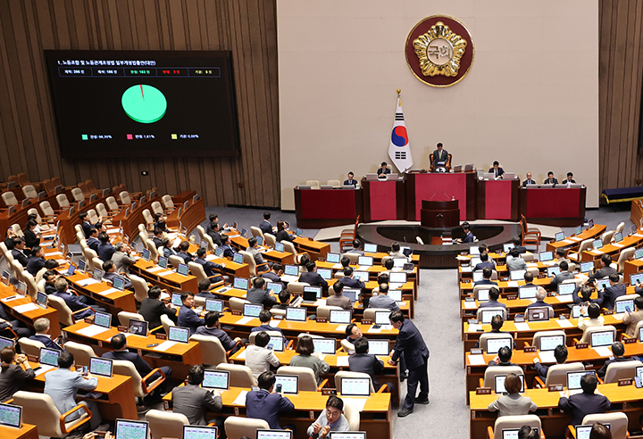 국회 본회의에서 '노동조합 및 노동관계조정법 일부개정법률안(노란봉투법)'이 통과되고 있다. 2025.8.24 (사진=저작권자(c) 연합뉴스, 무단 전재-재배포 금지)