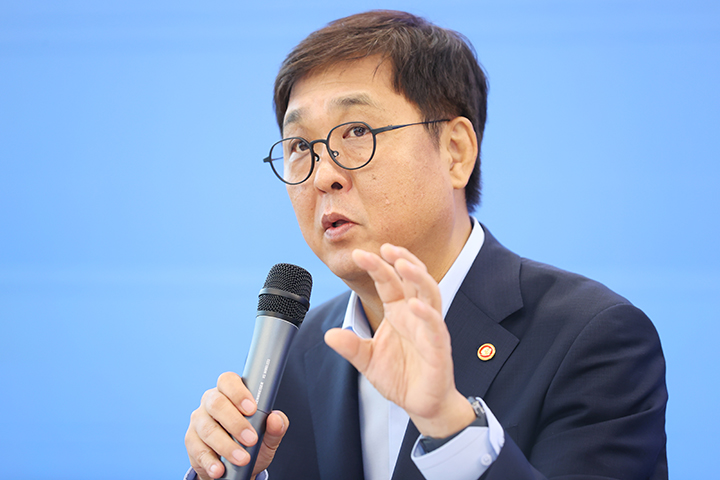 최휘영 문화체육관광부 장관이 지난 4일 서울 중구 모두예술극장에서 열린 취임 한 달 기념 기자간담회에서 정책을 설명하고 있다.(사진=저작권자(c) 연합뉴스, 무단 전재-재배포 금지)