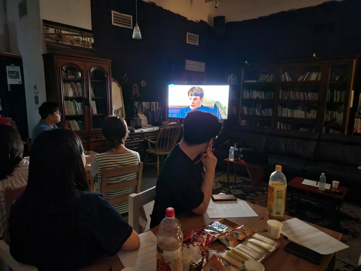 <영화로 보는 인문학> 1회차 영화는 '죽은 시인의 사회'로, 자아의 탐구와 교육의 본질을 주제로 하고 있다.